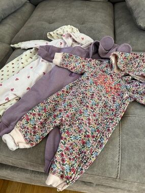 4 Baby GAP hooded onesies lot 3-6 months